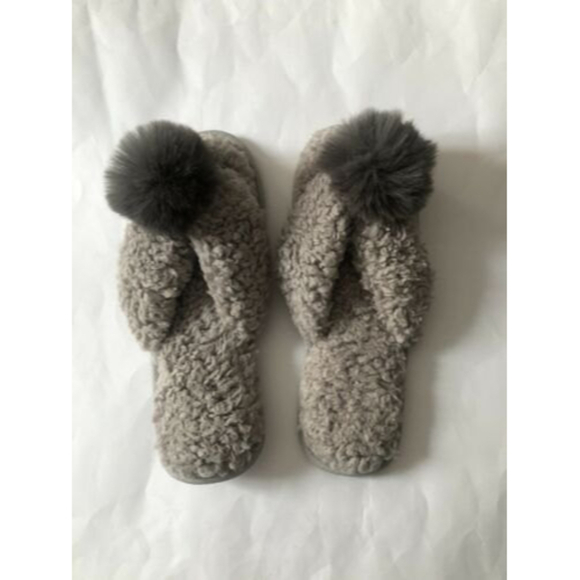 LEMON Women's Cozy Flip Flop Slippers Pom Faux Fur Sherpa - Picture 1 of 4